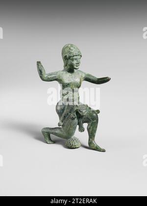 Bronzestatuette von Herakles Etrusker, Cività Castellana CA. 500–475 v. Chr. das wunderschön modellierte Löwenfell, das um die Taille dieser Figur geknüpft ist, identifiziert Hercle (Herakles). Wahrscheinlich hielt er einst einen Schläger in seiner erhobenen rechten Hand; Spuren eines anderen Objekts sind auf seinem linken Knie erhalten. Die Figur schmückte wahrscheinlich ein Bronzestativ des Typs Vulci. Herakles könnte mit Apollo vertreten gewesen sein, seinem Gegner in ihrem Kampf um das heilige Delphische Stativ, ein Lieblingsthema in der griechischen und etruskischen Kunst im späten sechsten und frühen fünften Jahrhundert v. Chr. und eines, das besonders für ein t geeignet war Stockfoto