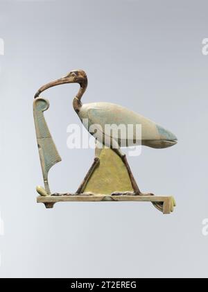 Inlay mit Thoth als Ibis mit einer maat-Feder Spätzeit – Ptolemäer-Periode 4. Jahrhundert v. Chr. dieses exquisite Stück Inlay aus einem Schrein zeigt Thoth, Gott der Schrift und aller Dinge Intellektuellen, als Ibis, der auf einem Standard läuft. Der Schnabel wird von einer Feder gestützt – dem Symbol von Maat, Göttin der Gerechtigkeit und eng mit Thoth verbunden. Der Künstler hat den Stillstand des Vogels auf wunderschöne Weise festgehalten, der jeden Schritt in Betracht zu ziehen scheint. Mehr anzeigen. Inlay mit Thoth als Ibis mit einer maat-Feder. 4. Jahrhundert v. Chr. Fayence. Späte Periode – Ptolemäische Periode. Aus Ägypten; Möglicherweise Stockfoto