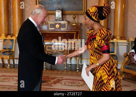 König Karl II. Empfängt Frau Macenje Mazoka, die Hochkommissarin für Sambia, während einer Audienz im Buckingham Palace, London. Bilddatum: Donnerstag, 19. Oktober 2023. Stockfoto