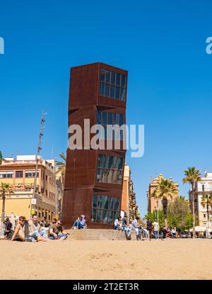 Homenatge a la Barceloneta (oder L’Estel Ferit) Skulptur von Rebecca Horn, Platja de Sant Sebastia Beach, Barcelona, Spanien Stockfoto