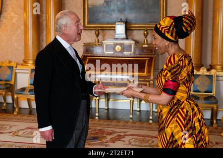 König Karl II. Empfängt Frau Macenje Mazoka, die Hochkommissarin für Sambia, während einer Audienz im Buckingham Palace, London. Bilddatum: Donnerstag, 19. Oktober 2023. Stockfoto