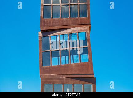 Nahaufnahme der Skulptur Homenatge a la Barceloneta (oder L’Estel Ferit) von Rebecca Horn, Platja de Sant Sebastia Beach, Barcelona, Spanien Stockfoto