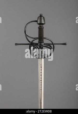 Rapier Hilt, deutsch; Klinge, Spanisch Ende des 16. Jahrhunderts war der Rapier die wichtigste zivile Seitenwaffe im 16. Und 17. Jahrhundert. Der Greifer wurde für das Schneiden und Schieben von progressiv komplexen Techniken entwickelt und zeichnet sich durch eine zweischneidige Klinge mit einem spitzen Punkt und einem ausgeklügelten Handschutz aus. Die Wachen, meist aus Eisen oder Stahl, wurden einer Vielzahl von Verzierungen unterzogen. Sie waren graviert, gemeißelt, vergoldet, damaszenhaft und in Gold und Silber eingekrustet, passend zu modischen Stilen. Sofern nicht anders angegeben, sind die Materialien, Zuschreibungen und Datierungen g Stockfoto