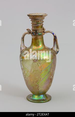 Glasflasche mit zwei Griffen Roman ca. 4. Jahrhundert CE mehr anzeigen. Glasflasche mit zwei Griffen. Roman. CA. Jahrhundert n. Chr. Glas; geblasen und gezockt. Spätes Imperial. Glas Stockfoto