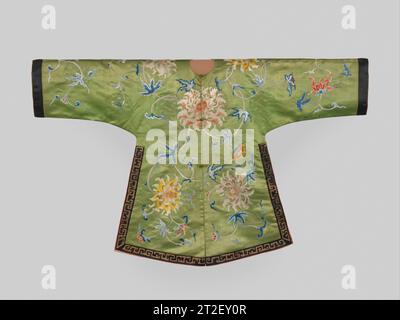 Jacke für ein Theaterkostüm China 18. Jahrhundert drei dieser exquisiten Jacken sind bekannt: Zwei befinden sich in der Sammlung des Metropolitan Museums und ein drittes in der Sammlung der Theaterkleidung des Qing Hofes des Palastmuseums in Peking. Alle drei haben das gleiche zarte Blumenmuster und identische Dichtungen und Beschriftungen auf ihrem Futter. Die Jacken wurden im Textilbüro in Suzhou als Tribut-Objekte für den kaiserlichen Hof gefertigt. Sie gehörten zu einem Ensemble, vielleicht mit einem Rock oder einem anderen Kleid, und sie wurden für Aufführungen der Jingshan Theatergruppe in Th getragen Stockfoto