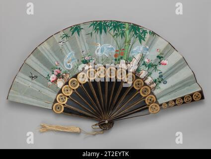 Klappventilator mit Szene von Kranen, Bambus und Blumen Chinesisch, wahrscheinlich für den europäischen Markt 19. Jahrhundert. Klappventilator mit Szene aus Kranen, Bambus und Blumen. Chinesisch, wahrscheinlich für den europäischen Markt. 19. Jahrhundert. Seide und Holz. Lüfter Stockfoto