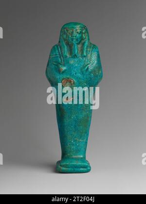 Schabti von Djedhor Spätzeit–Ptolemäer Periode ca. 360–300 v. Chr. diese kleine Grabfigur (Shabti) stammt aus dem Grab einer wohlhabenden Familie. Der Patriarch, der Priester Djedhor, wurde mit seiner Frau Nebtaihet und zwei anderen Personen in einer Kammer bestattet, mit ihren drei Söhnen in der zweiten. Am Kopf des Steinsarkophags von Djedhor befanden sich zwei Schabti-Kästen, eine mit 198 Figuren und die zweite mit 196. Diese Schabtis waren von zwei verschiedenen Größen (die größeren wie hier und die kleineren, siehe 02.4,151). Sie sind alle mumiform, mit hinteren Säulen und Sockeln. Jeder trägt eine Kurve Stockfoto