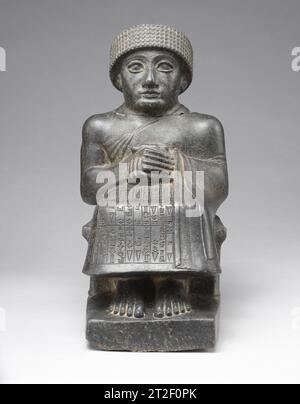 Statue von Gudea, genannt „Gudea, der Mann, der den Tempel gebaut hat, möge sein Leben lang sein“ neo-sumerianische CA. 2090 v. Chr. brach das akkadische Reich nach zwei Jahrhunderten der Herrschaft zusammen, und während der folgenden fünfzig Jahre regierten lokale Könige unabhängige stadtstaaten im südlichen Mesopotamien. Der Stadtstaat Lagash produzierte unter Gudea (ca. 2150–2125 v. Chr.) und seinem Sohn Ur-Ningirsu (ca. 2125–2100 v. Chr.) eine bemerkenswerte Anzahl von Statuen seiner Könige sowie sumerische Lieder und Gebete. Im Gegensatz zur Kunst der akkadischen Zeit, die durch dynamischen Naturalismus geprägt war, entstanden die Werke von Th Stockfoto