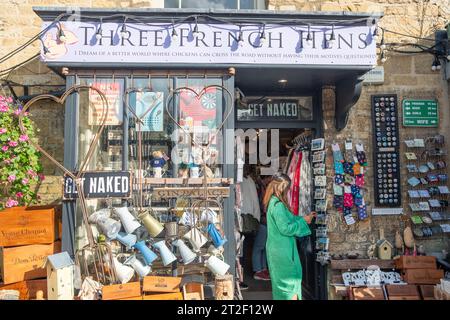 Burford, West Oxfordshire, Großbritannien – Oktober 2023: Burford High Street, eine malerische englische Stadt in den Cotswolds Stockfoto