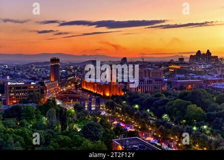 Jerewan Skyline bei Sonnenuntergang von der Terrasse des Mozaic Sky Restaurants in Jerewan, Armenien Stockfoto