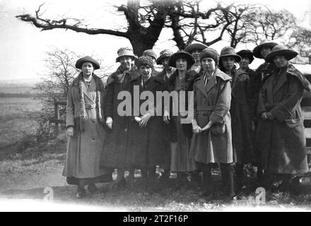 1920er Jahre, historisch, umherziehend, eine Gruppe von Damen, alt und jung, die lange Mäntel und Hüte tragen, stehen für ein Bild zusammen, draußen am Rande eines Landfeldes, England, Großbritannien. Stockfoto