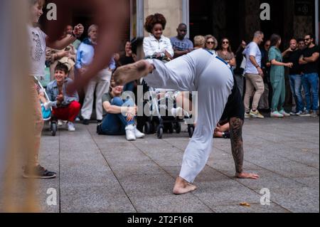 Mitglieder von Mestre Branco Capoeira Escola demonstrieren auf der Straße während der Feste von El Pilar in Saragossa, Aragonien, Spanien Stockfoto