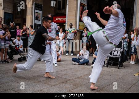 Mitglieder von Mestre Branco Capoeira Escola demonstrieren auf der Straße während der Feste von El Pilar in Saragossa, Aragonien, Spanien Stockfoto