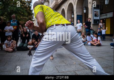 Mitglieder von Mestre Branco Capoeira Escola demonstrieren auf der Straße während der Feste von El Pilar in Saragossa, Aragonien, Spanien Stockfoto