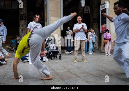 Mitglieder von Mestre Branco Capoeira Escola demonstrieren auf der Straße während der Feste von El Pilar in Saragossa, Aragonien, Spanien Stockfoto