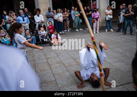 Mitglieder von Mestre Branco Capoeira Escola demonstrieren auf der Straße während der Feste von El Pilar in Saragossa, Aragonien, Spanien Stockfoto