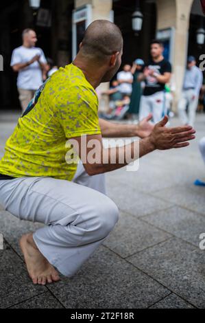 Mitglieder von Mestre Branco Capoeira Escola demonstrieren auf der Straße während der Feste von El Pilar in Saragossa, Aragonien, Spanien Stockfoto