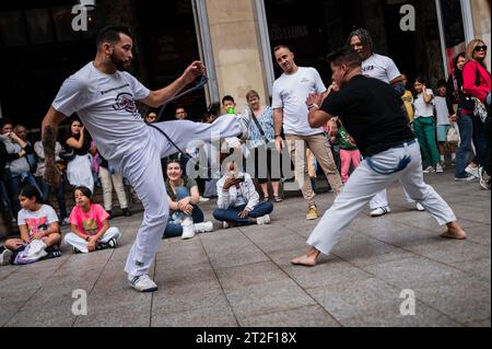 Mitglieder von Mestre Branco Capoeira Escola demonstrieren auf der Straße während der Feste von El Pilar in Saragossa, Aragonien, Spanien Stockfoto