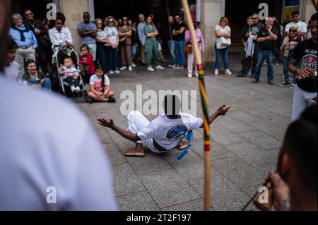 Mitglieder von Mestre Branco Capoeira Escola demonstrieren auf der Straße während der Feste von El Pilar in Saragossa, Aragonien, Spanien Stockfoto