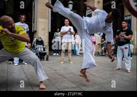 Mitglieder von Mestre Branco Capoeira Escola demonstrieren auf der Straße während der Feste von El Pilar in Saragossa, Aragonien, Spanien Stockfoto