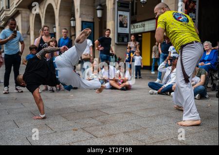 Mitglieder von Mestre Branco Capoeira Escola demonstrieren auf der Straße während der Feste von El Pilar in Saragossa, Aragonien, Spanien Stockfoto