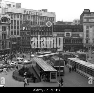 1960er Jahre, historisch, Blick über das Zentrum von Manchester, England, Großbritannien, mit dem Busbahnhof und den umliegenden Gebäuden einschließlich des Wahrzeichens von Pauldens, dem berühmten Kaufhaus, das von William Paulden in den 1860er Jahren in der Stretford Rd errichtet wurde Sein ursprüngliches Geschäft in der Cavendish Street wurde 1957 durch einen Brand schwer beschädigt und es wurde unterhaltsam im ehemaligen Rylands Warehouse an der Ecke Market St und Piccadilly Gdns wieder eröffnet. Obwohl das Geschäft in den 1920er Jahren von Debenhams übernommen worden war, wurde es bis 1973 unter dem Namen Paulden gehandelt. Stockfoto