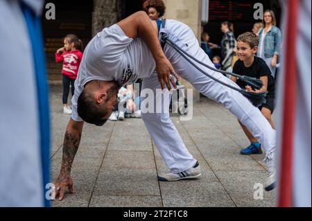 Mitglieder von Mestre Branco Capoeira Escola demonstrieren auf der Straße während der Feste von El Pilar in Saragossa, Aragonien, Spanien Stockfoto