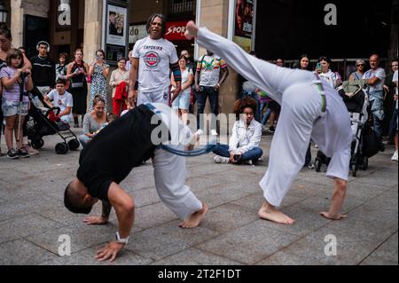 Mitglieder von Mestre Branco Capoeira Escola demonstrieren auf der Straße während der Feste von El Pilar in Saragossa, Aragonien, Spanien Stockfoto