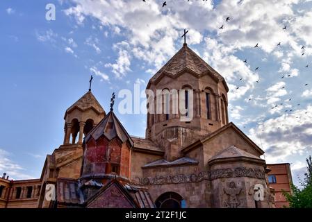 Die mittelalterliche Katoghike Holy Mother of God Kirche (mehr wie eine Kapelle) und die neue St. Anna Kirche am frühen Morgen Juli 2023 Stockfoto