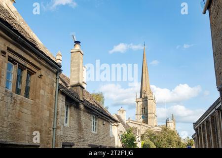 Burford, West Oxfordshire, Großbritannien – Oktober 2023: Burford High Street, eine malerische englische Stadt in den Cotswolds Stockfoto