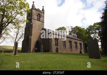 Christ Church Lothersdale, North Yorkshire, England, Vereinigtes Königreich - das Gebäude wurde 1838 fertiggestellt und von Robert (Mouseman) Tho mit Mausschnitzereien an der Eingangstür versehen Stockfoto