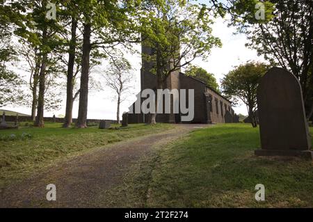 Christ Church Lothersdale, North Yorkshire, England, Vereinigtes Königreich - das Gebäude wurde 1838 fertiggestellt und von Robert (Mouseman) Tho mit Mausschnitzereien an der Eingangstür versehen Stockfoto