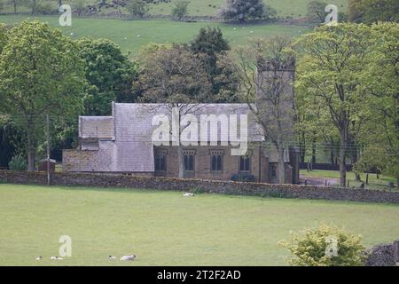 Christ Church Lothersdale, North Yorkshire, England, Vereinigtes Königreich - das Gebäude wurde 1838 fertiggestellt und von Robert (Mouseman) Tho mit Mausschnitzereien an der Eingangstür versehen Stockfoto