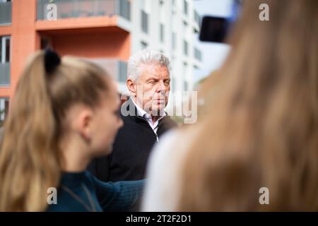 Ob Dieter Reiter ( SPD ) umringt von Journalist*innen beim Presserundgang am 19.10.2023 in München durch den Harthof und Besichtigung des ersten und groß angelegten Photovoltaik-Projekte von GWG und SWM. Durch die Kooperation der beiden städtischen Tochtergesellschaften wird der vor Ort gewonnene Solarstrom direkt in die Haushalte eingespeist und bietet damit für die Mieter*innen eine nicht nur umweltfreundliche, sondern auch günstigere Stromversorgung. -- Bürgermeister Dieter Reiter ( SPD ) kreiste von Journalisten bei der Pressetour am 19. Oktober 2023 in München durch den Harthof und i Stockfoto