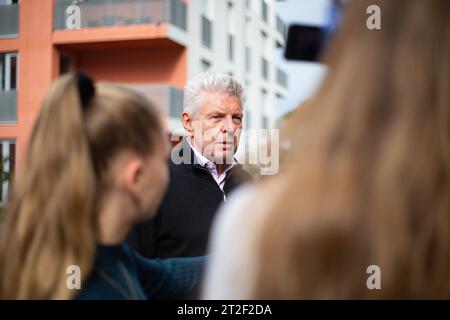 Ob Dieter Reiter ( SPD ) umringt von Journalist*innen beim Presserundgang am 19.10.2023 in München durch den Harthof und Besichtigung des ersten und groß angelegten Photovoltaik-Projekte von GWG und SWM. Durch die Kooperation der beiden städtischen Tochtergesellschaften wird der vor Ort gewonnene Solarstrom direkt in die Haushalte eingespeist und bietet damit für die Mieter*innen eine nicht nur umweltfreundliche, sondern auch günstigere Stromversorgung. -- Bürgermeister Dieter Reiter ( SPD ) kreiste von Journalisten bei der Pressetour am 19. Oktober 2023 in München durch den Harthof und i Stockfoto