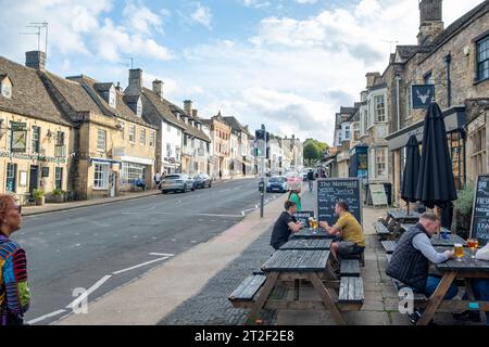 Burford, West Oxfordshire, Großbritannien – Oktober 2023: Burford High Street, eine malerische englische Stadt in den Cotswolds Stockfoto