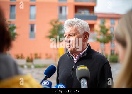 Ob Dieter Reiter ( SPD ) umringt von Journalist*innen beim Presserundgang am 19.10.2023 in München durch den Harthof und Besichtigung des ersten und groß angelegten Photovoltaik-Projekte von GWG und SWM. Durch die Kooperation der beiden städtischen Tochtergesellschaften wird der vor Ort gewonnene Solarstrom direkt in die Haushalte eingespeist und bietet damit für die Mieter*innen eine nicht nur umweltfreundliche, sondern auch günstigere Stromversorgung. -- Bürgermeister Dieter Reiter ( SPD ) kreiste von Journalisten bei der Pressetour am 19. Oktober 2023 in München durch den Harthof und i Stockfoto