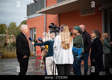 Ob Dieter Reiter ( SPD ) umringt von Journalist*innen beim Presserundgang am 19.10.2023 in München durch den Harthof und Besichtigung des ersten und groß angelegten Photovoltaik-Projekte von GWG und SWM. Durch die Kooperation der beiden städtischen Tochtergesellschaften wird der vor Ort gewonnene Solarstrom direkt in die Haushalte eingespeist und bietet damit für die Mieter*innen eine nicht nur umweltfreundliche, sondern auch günstigere Stromversorgung. -- Bürgermeister Dieter Reiter ( SPD ) kreiste von Journalisten bei der Pressetour am 19. Oktober 2023 in München durch den Harthof und i Stockfoto