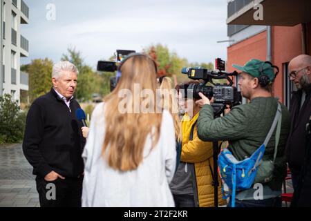 Ob Dieter Reiter ( SPD ) umringt von Journalist*innen beim Presserundgang am 19.10.2023 in München durch den Harthof und Besichtigung des ersten und groß angelegten Photovoltaik-Projekte von GWG und SWM. Durch die Kooperation der beiden städtischen Tochtergesellschaften wird der vor Ort gewonnene Solarstrom direkt in die Haushalte eingespeist und bietet damit für die Mieter*innen eine nicht nur umweltfreundliche, sondern auch günstigere Stromversorgung. -- Bürgermeister Dieter Reiter ( SPD ) kreiste von Journalisten bei der Pressetour am 19. Oktober 2023 in München durch den Harthof und i Stockfoto