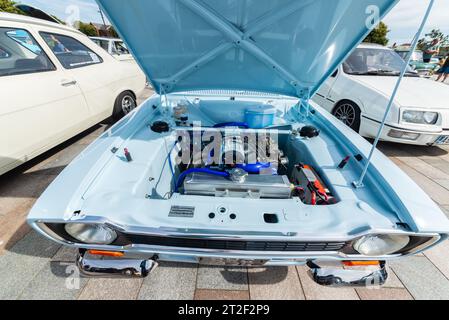 Ford Escort I Motorraum. Restaurierter Oldtimer. Makellos sauberes Fahrzeug auf einer Autoausstellung. Motor. 1972 baute Ford Escort mit kundenspezifischen Teilen Stockfoto