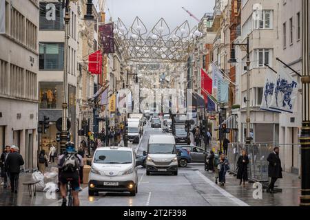 New Bond Street, London, Großbritannien. Oktober 2023. Die Weihnachtsdekoration der Krone wird in der New Bond Street im Londoner Mayfair installiert, bevor sie im November aufleuchtet. Quelle: Malcolm Park/Alamy Live News Stockfoto