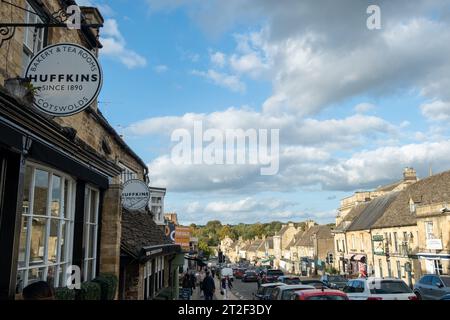 Burford, West Oxfordshire, Großbritannien – Oktober 2023: Burford High Street, eine malerische englische Stadt in den Cotswolds Stockfoto