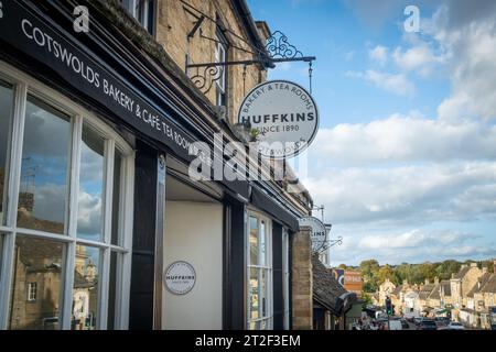 Burford, West Oxfordshire, Großbritannien – Oktober 2023: Burford High Street, eine malerische englische Stadt in den Cotswolds Stockfoto