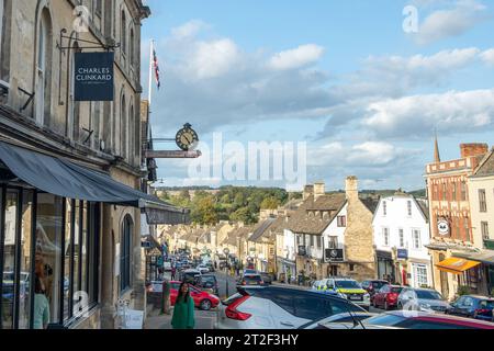 Burford, West Oxfordshire, Großbritannien – Oktober 2023: Burford High Street, eine malerische englische Stadt in den Cotswolds Stockfoto