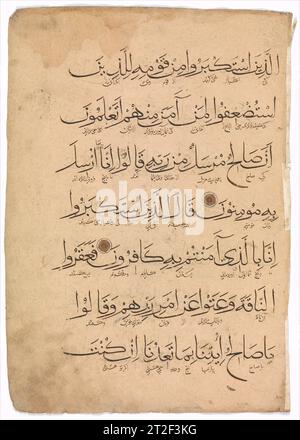 Folio aus einer Qur'an-Manuskript aus dem 14. Jahrhundert dieser Koran, der wahrscheinlich zum Iran aus dem 14. Jahrhundert gehört, ist in muhaqaq-Schrift geschrieben. Jedes Folio hat sieben Zeilen mit interlinearer persischer Übersetzung in naskhi-Schrift. Die Verse 75-81dieses Folios gehören zum zehnten Abschnitt der Surah al-A’raf (Kapitel 7), der die Darstellung des Propheten Salih und Lots enthält. Das Randmedaillon auf der Verso wird zu ornamentalen Zwecken verwendet. Stockfoto