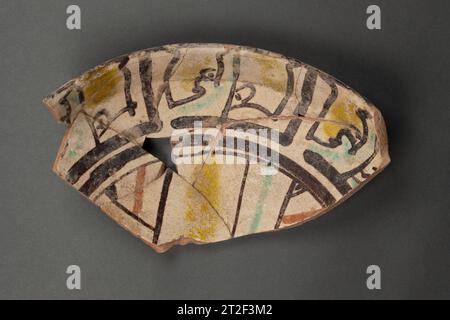 Fragment of a Bowl 9th Century mehr anzeigen. Fragment einer Schüssel. 9. Jahrhundert. Steingut; weißes Slip, polychromes Dekor unter transparenter Glasur. Ausgegraben im Iran, Nishapur. Keramik Stockfoto