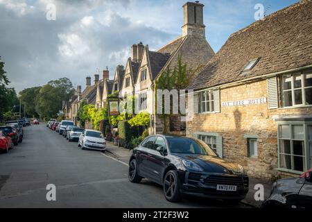 Burford, West Oxfordshire, Großbritannien - Oktober 2023: Das Bay Tree Hotel und Restaurant an der Burford High Street, einer malerischen englischen Stadt in den Cotswolds Stockfoto