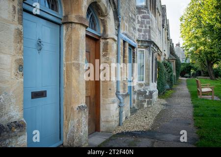 Burford, West Oxfordshire, Großbritannien – Oktober 2023: Häuser an der Burford High Street, einer malerischen englischen Stadt in den Cotswolds Stockfoto