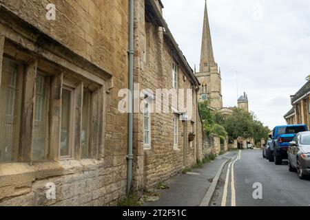 Burford, West Oxfordshire, Großbritannien – Oktober 2023: Gebäude an der Burford High Street, einer malerischen englischen Stadt in den Cotswolds Stockfoto