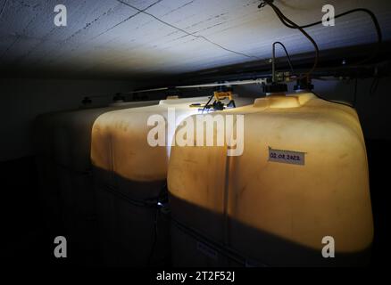 Bad Brahmstedt, Deutschland. Oktober 2023. Vier Tanks werden während der Lieferung von Heizöl an einen Kunden in einem Einfamilienhaus gefüllt. Quelle: Christian Charisius/dpa/Alamy Live News Stockfoto